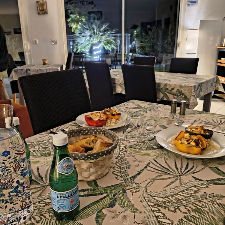 Repas maison servi à la table d’hôtes à La Girouardière en Sarthe-photo-page