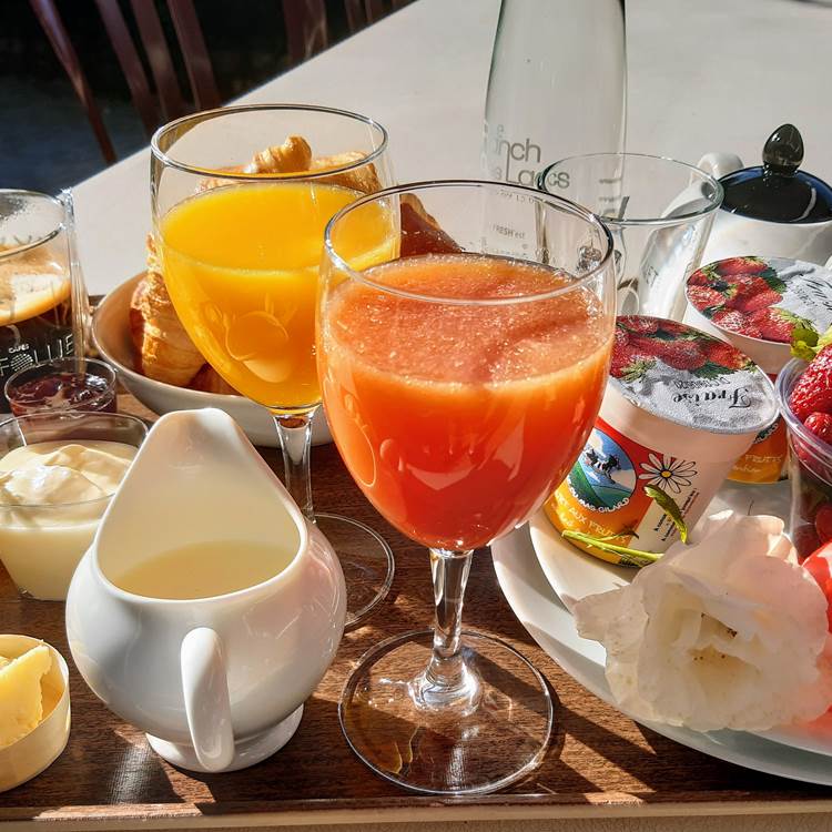 petit déjeuner gourmand plateau servi au jardin-photo-page