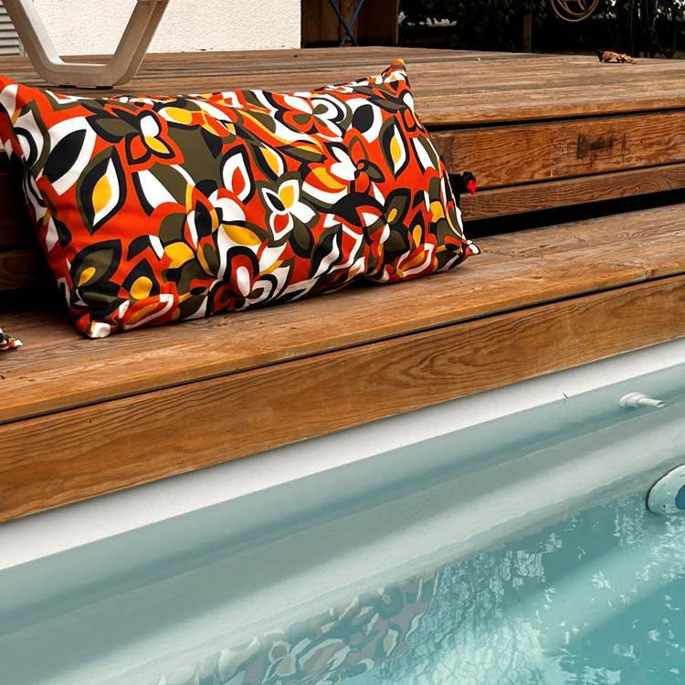 Les coussins autour de la piscine-photo-page