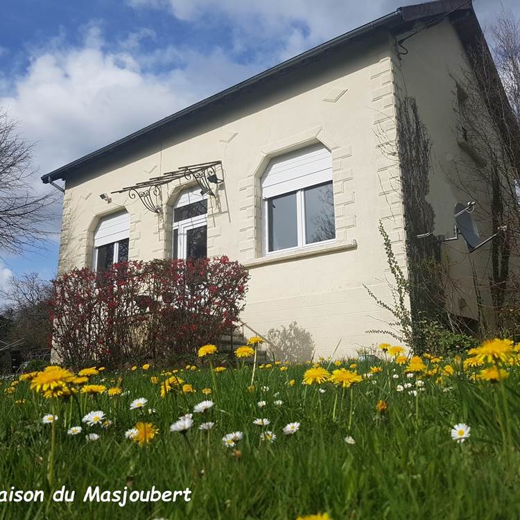 facade au printemps La Maison du Masjoubert chambre d'hôte référence Augne-photo-page