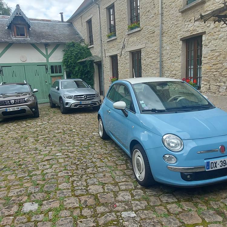 3 voitures facilement dans la cour-photo-page