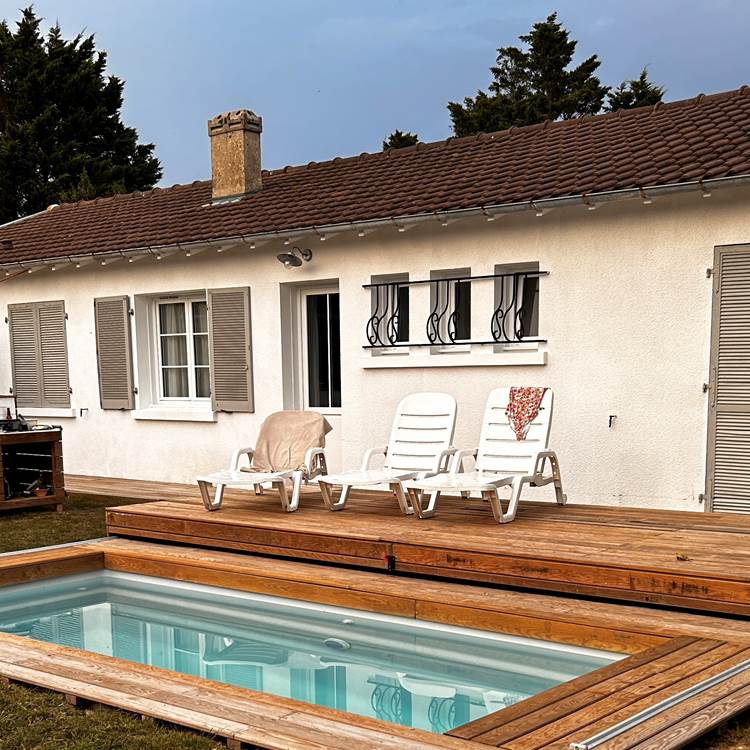 L'espace piscine et sa terrasse en bois-photo-page