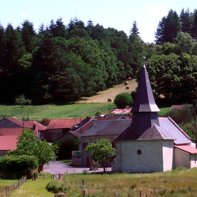 Eglise d'Augne, dans le bourg à 4 km du Ranch des Lacs, la plus petite église du département 87-photo-page