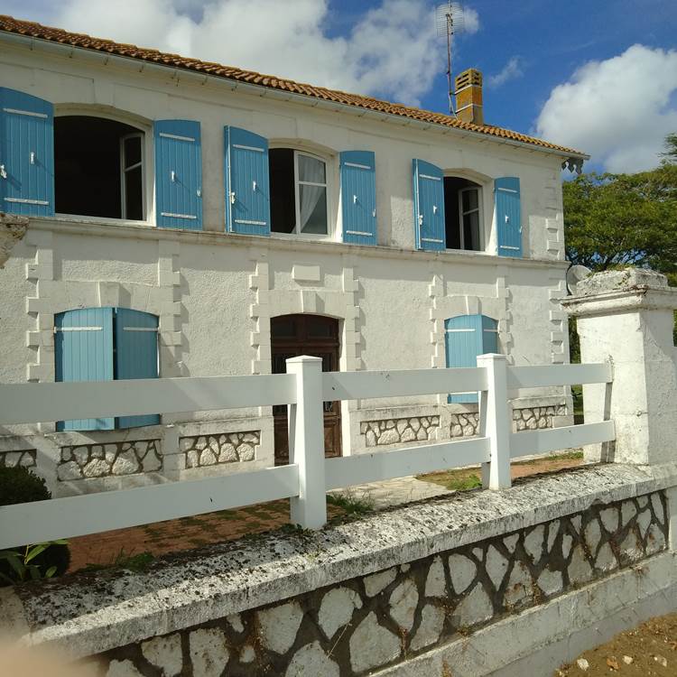 FACADE GITE LES P'TITES CAGOUILLES-special-offers