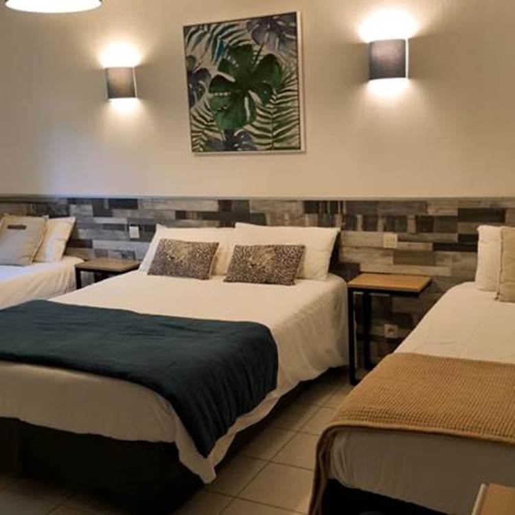 Chambre confortable avec literie haut de gamme pour un séjour reposant à La Flèche.-photo-page