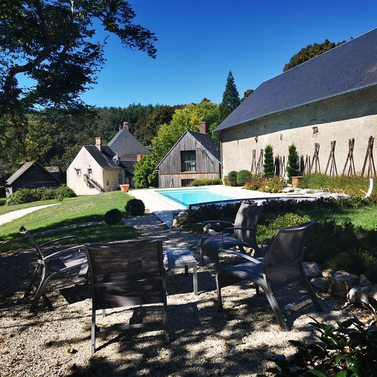 la-verrerie-d-ivoy-la-piscine-ouverte-en-période-estivale-photo-page