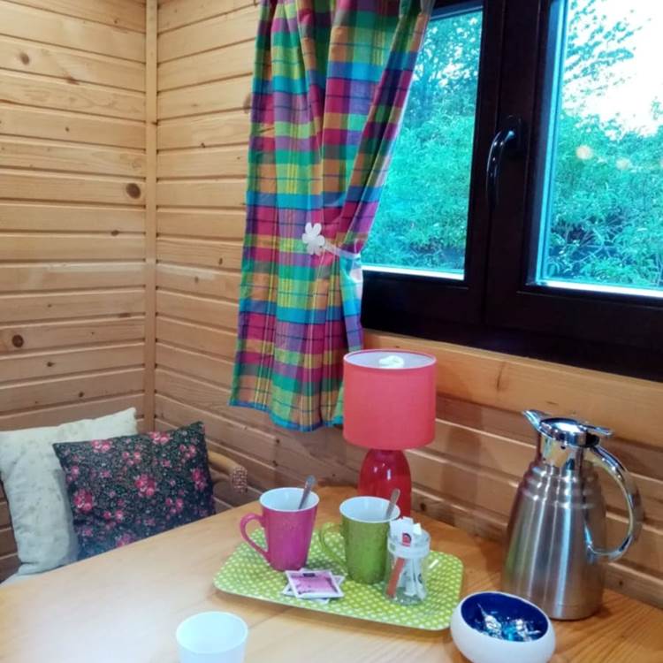 Petit déjeuner gourmand pour un week-end romantique en roulotte.-photo-page