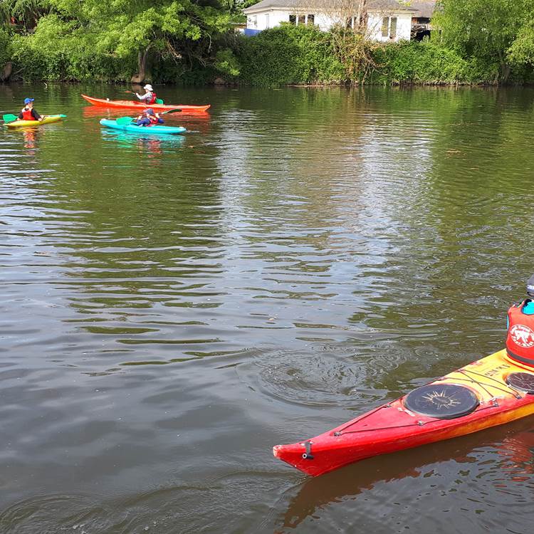 Une balade en famille les parents en kayak de mer, les enfants en kayak de rivière