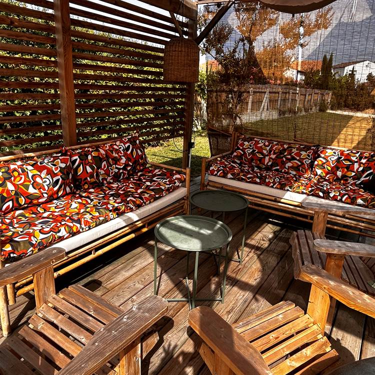 Canapés en bambou sous la pergola-photo-page