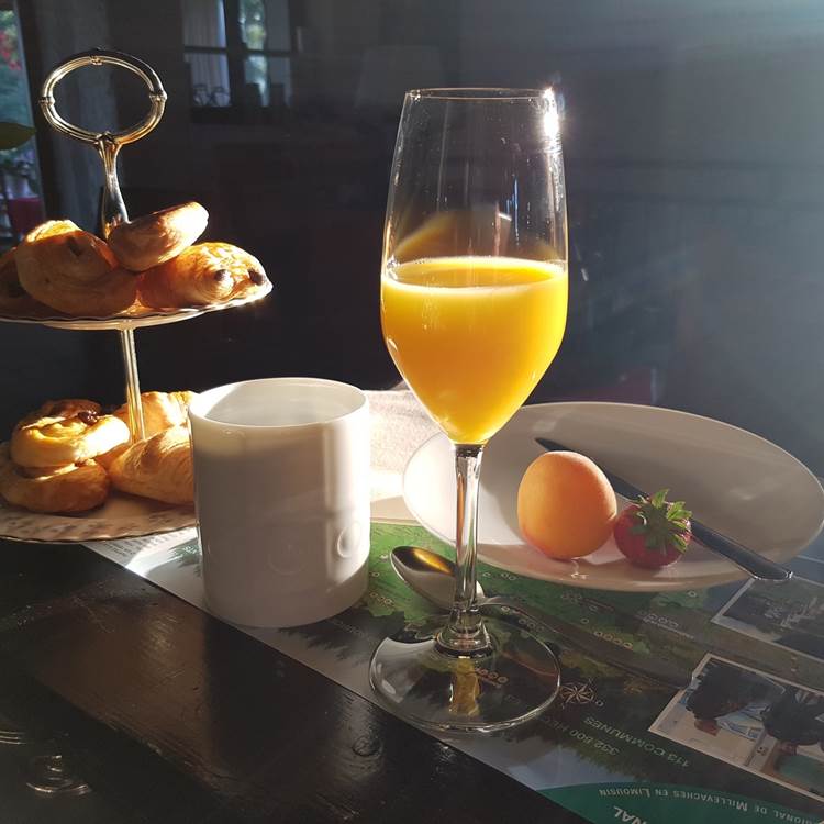petit déjeuner express servi au bar Le Ranch des Lacs Hôtel 87120-photo-page