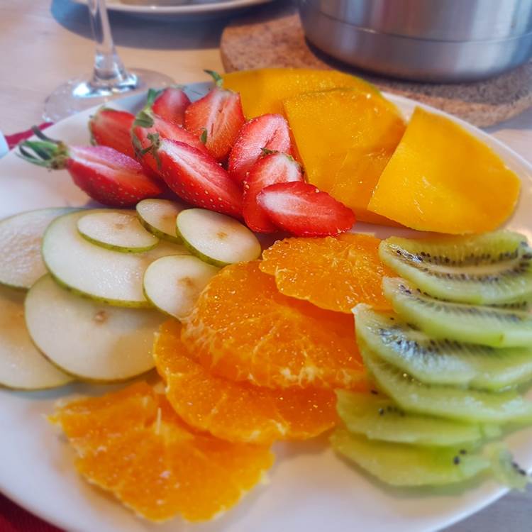 assiette de fruits frais Brunch/ Petit Déjeuner Gourmand Le Ranch des Lacs Hôtel 87120-photo-page