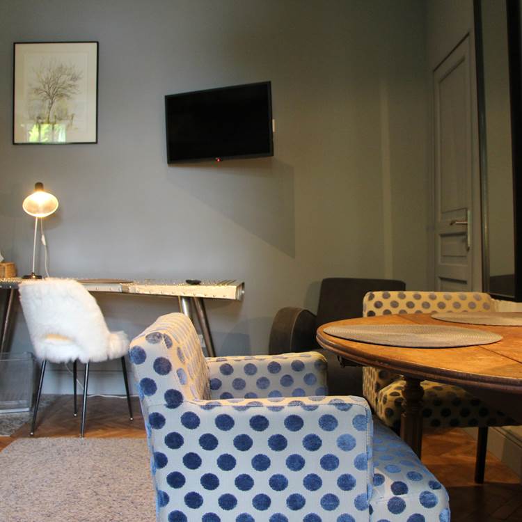 chambre Côté Annexe - maison d'hôtes Les Jardins Carnot - Compiègne - vue d'ensemble - chambre - lit double - décoration - séjour au vert - détente - charme-special-offers