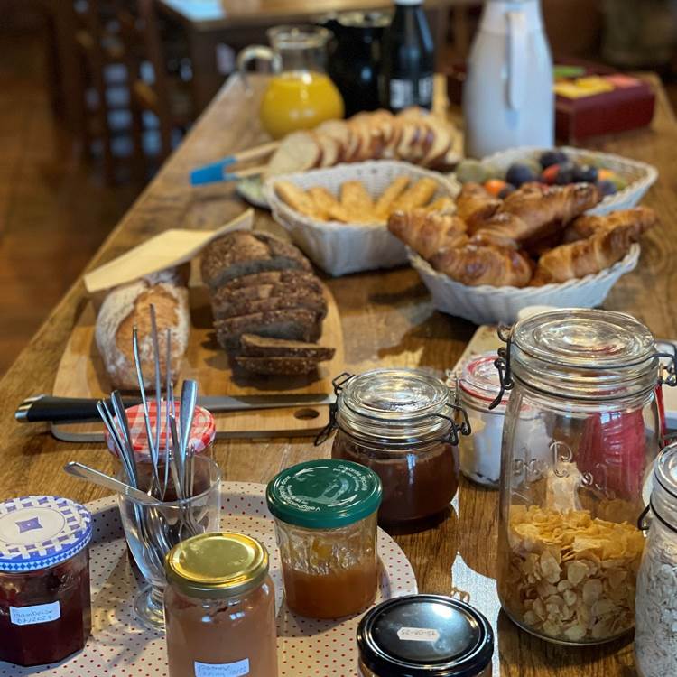 Petit déjeuner partagé et gourmand avec du fait-maison-photo-news
