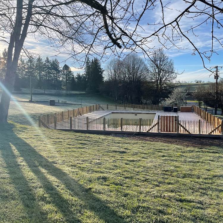Piscine rénovée qui s'intègre parfaitement dans le paysage-photo-news