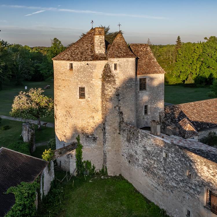 DJI_20250430072738_0062_D_MAVIC3PRO- Château Michel de MontaigneDéclic&Décolle (1)
