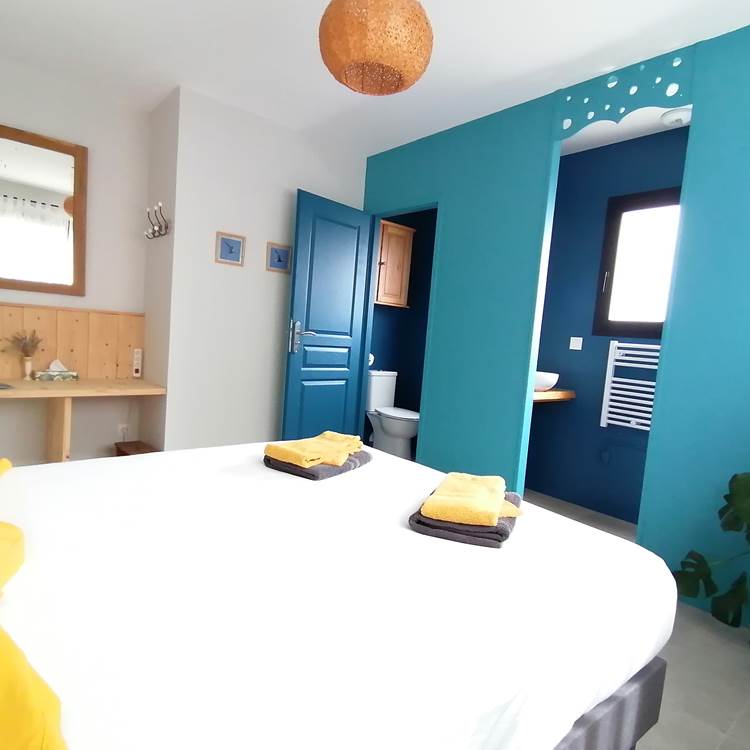La chambre Arguin. De couleur bleue. Agréable dimension de 16 m² avec une literie très confortable