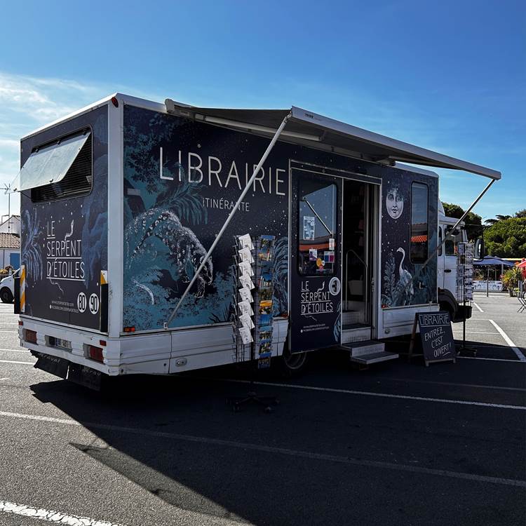 La librairie ambulante à retrouver sur les marchés d'Oléron-photo-page