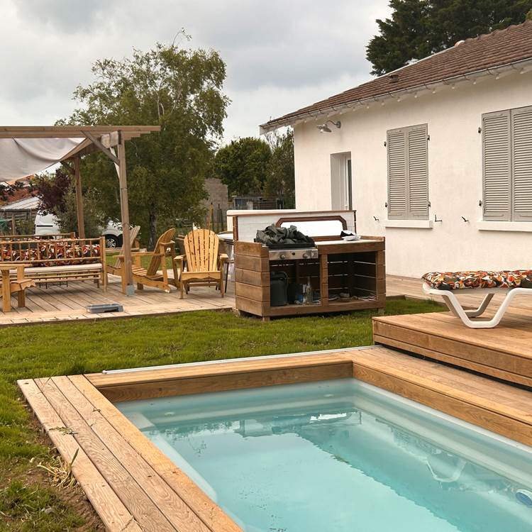 Vue de la terrasse et de la piscine de Maison Ginette-photo-page
