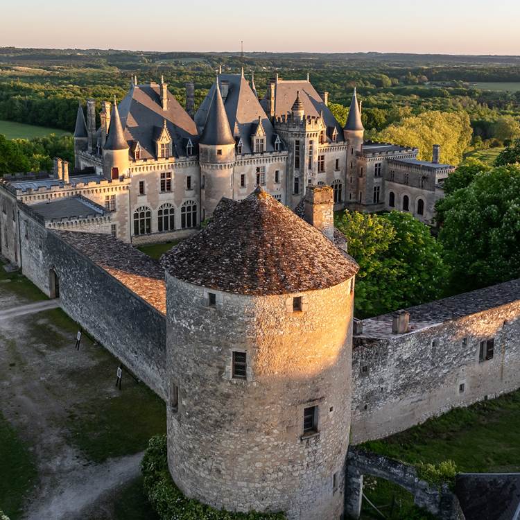 DJI_20250430071051_0040_D_MAVIC3PRO- Château Michel de MontaigneDéclic&Décolle (1)