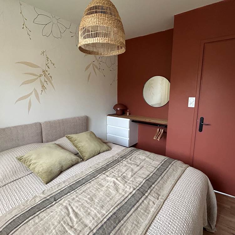 Vue du lit de la chambre " Fleur sauvage " de Maison Ginette à Oléron-photo-page