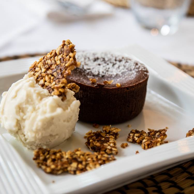 Moelleux au Chocolat Valrhona, Crème Glacée à la Vanille de Madagascar-photo-page