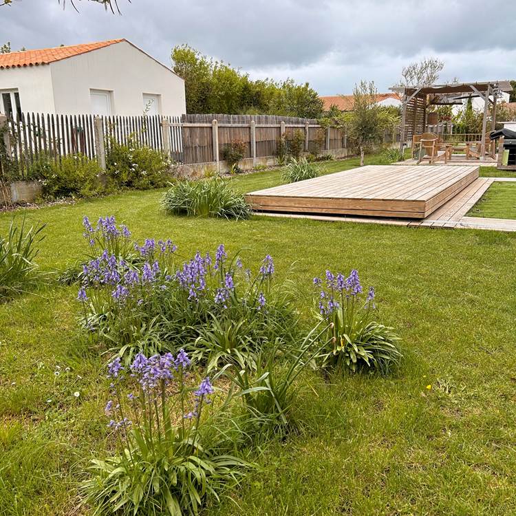 Un espace arboré autour de la piscine de Maison Ginette-photo-page
