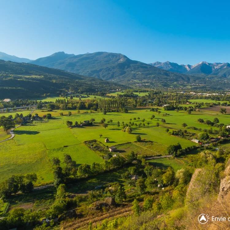 La plaine sous le Roc d'Embrun-photo-page