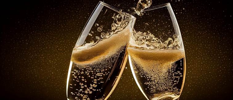 champagne-festif-verse-dans-elegant-verre-vin-eclaboussant-liquide-genere-par-ia_188544-15502