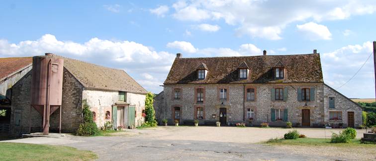 Bâtiment principal. Vue en entrant dans la cour.