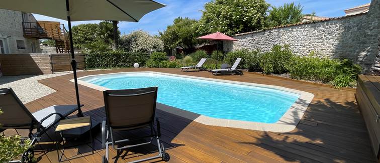 Vue piscine et terrasse La Suite