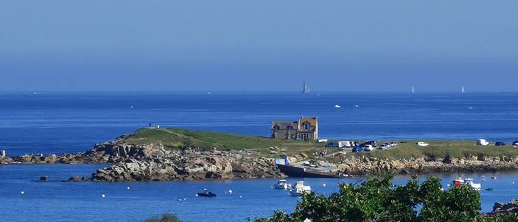 Profitez d’une belle vue mer depuis votre terrasse sur la Baie de Porspaul pour un séjour paisible dans le Finistère