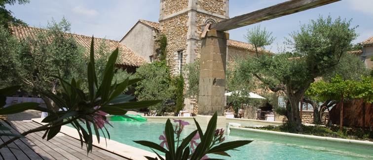 piscine privé avec vue sur la tour entouré d olivier centenaire