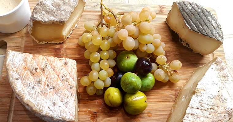 plateau-fromages-corses-raisins-jardin-domaine-cardu.jpg