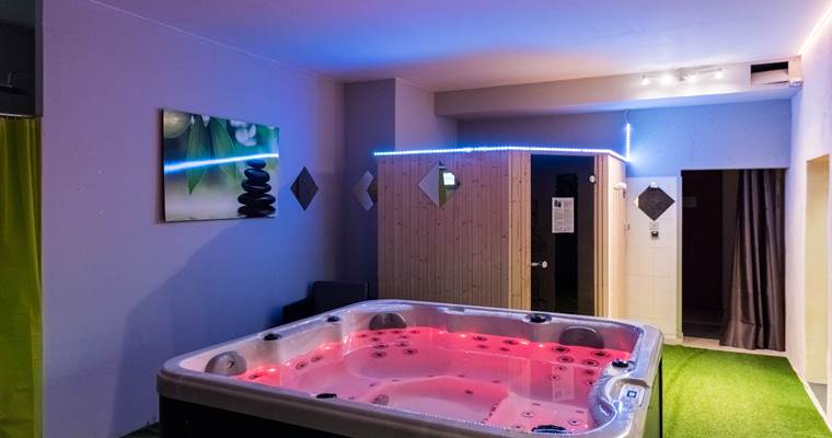 Sauna et spa en rez de jardin du château depuis les chambres par l'ascenseur