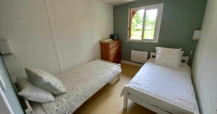 Chambre du bas avec les draps