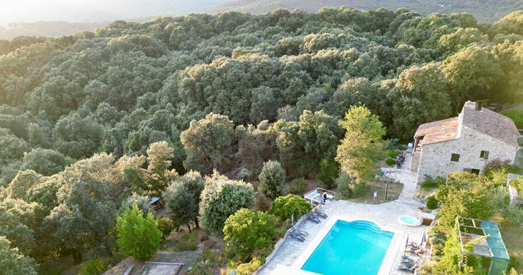 Vue aérienne du Domaine Cardu, maison d'hôtes de charme nichée dans la nature en Corse du Sud.