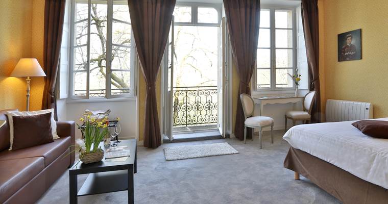 Chambre Jonquille 7 avec balcon - 1er étage du château de Puy Robert Lascaux