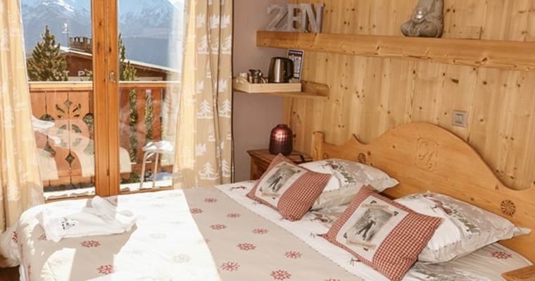 chambre_classique_vue_montagnes-960x640