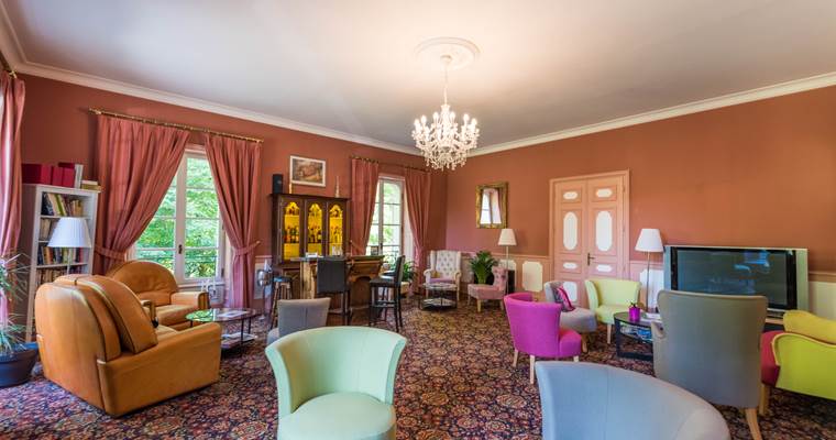 Salon bar bibliothèque au château