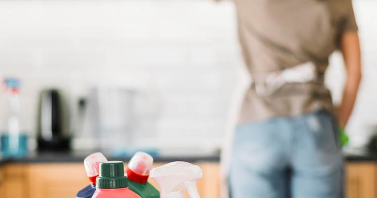 femme-floue-a-l-aide-de-plumeau-moelleux