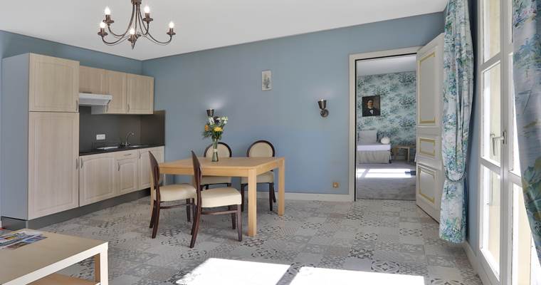 Gîte Junior Suite Gentilhommière 24 - 25 cuisine séjour et canapé-lit 2 couchages - balcon vue parc