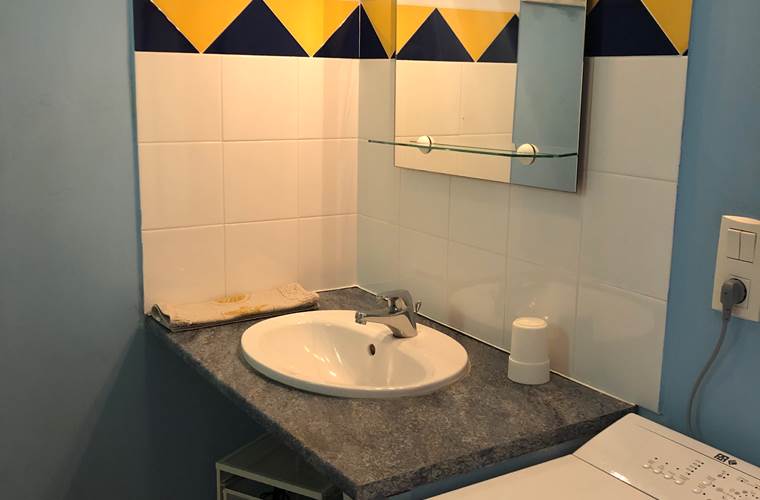 Les Mazets du Rouret - salle d'eau lavabo machine à laver