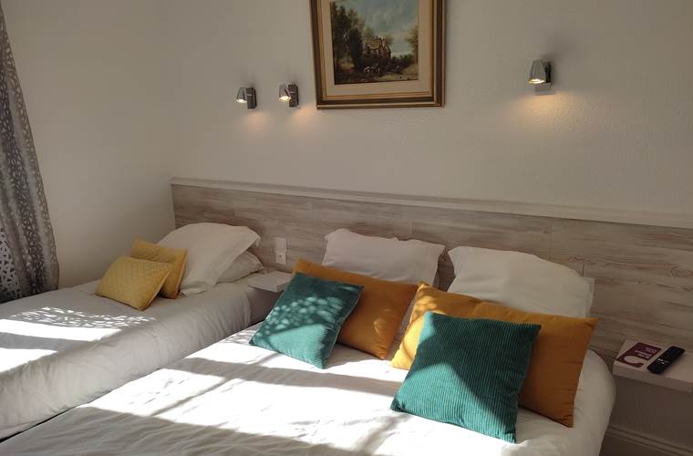 Chambre 4, lits, fenetre, tableau et cousins.