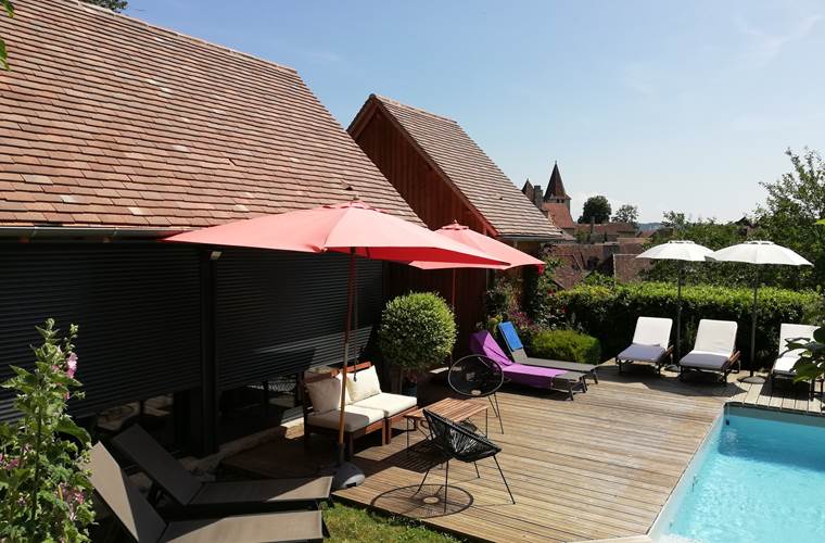 Vue sur la piscine et sa plage.