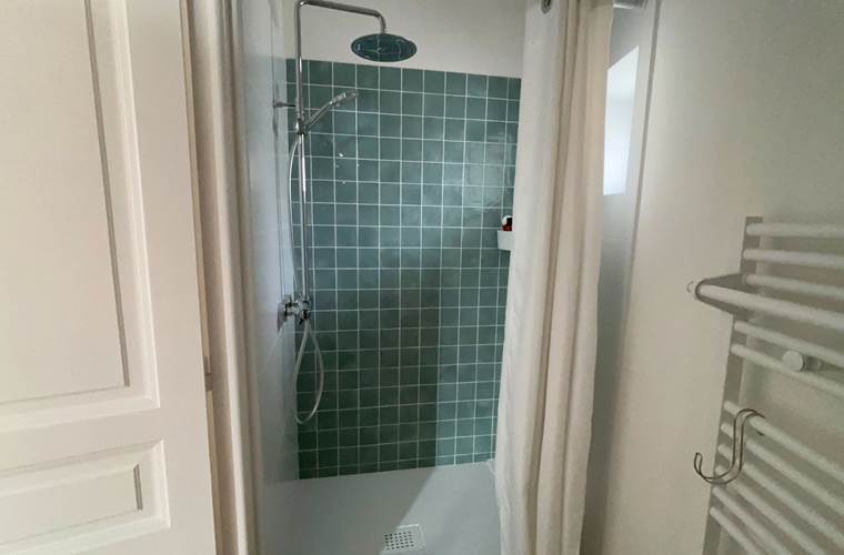Salle d'eau particulière, avec une douche à l'italienne et des toilettes