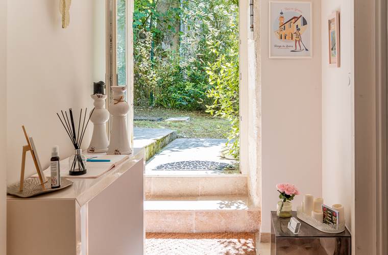 Accès extérieur vers la chambre du gîte avec vue sur le jardin