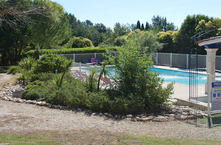Les Mazets du Rouret - vue de la chambre 2 sur la piscine