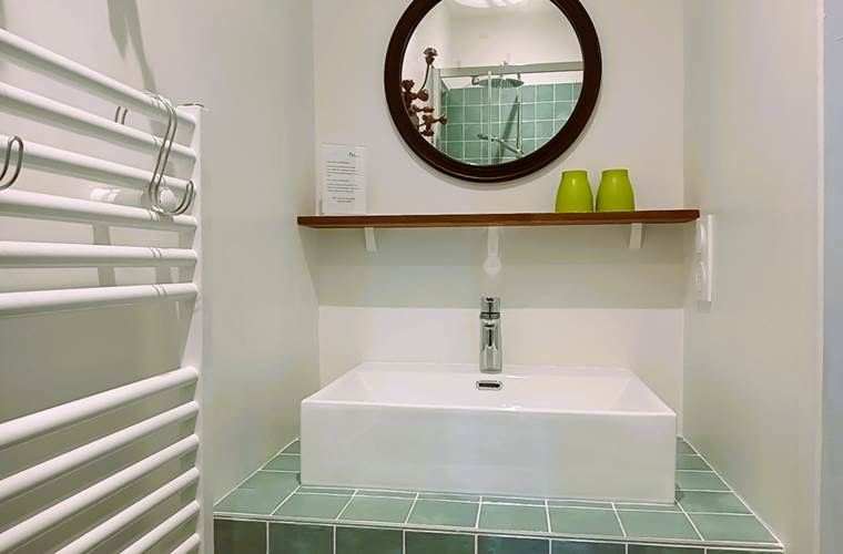 Salle d'eau particulière, avec une douche à l'italienne et des toilettes séparées.