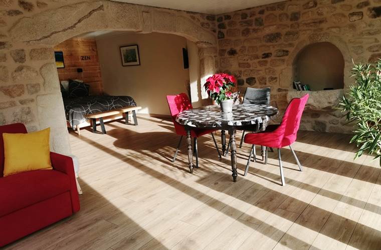 La chambre, le canapé et le coin repas