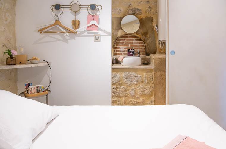 Lit double avec linge de maison dans la cabane